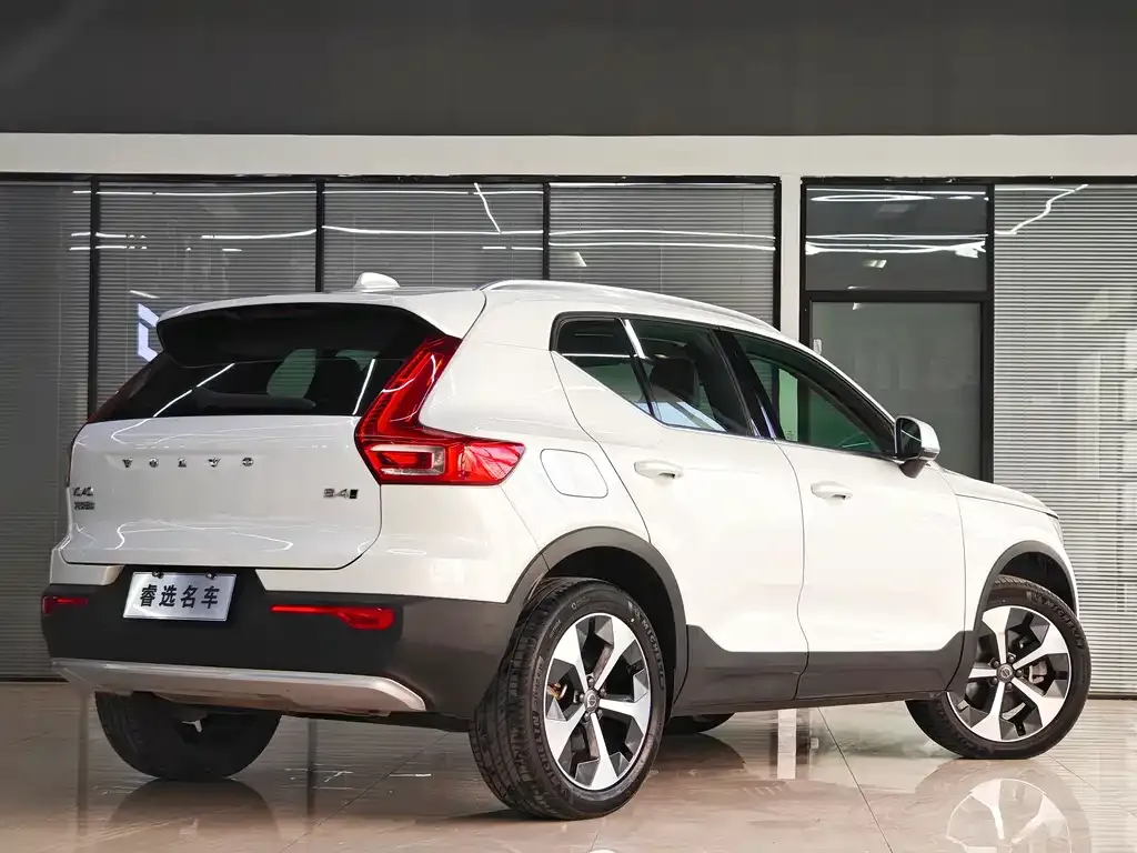 Volvo XC40 — фото 8