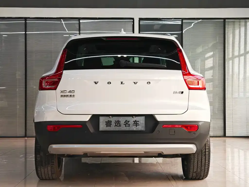 Volvo XC40 — фото 10