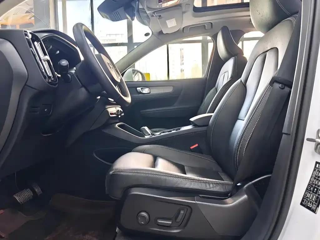 Volvo XC40 — фото 2