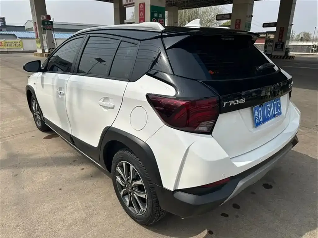 Toyota Yaris L — фото 3