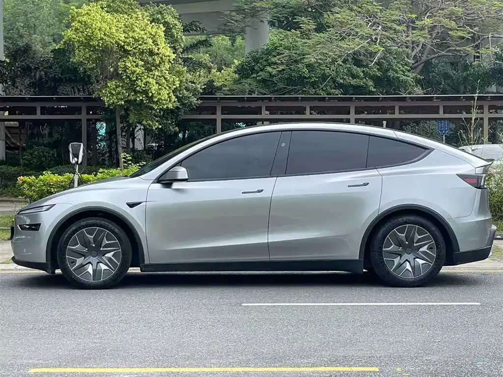 Tesla Model Y L — фото 10