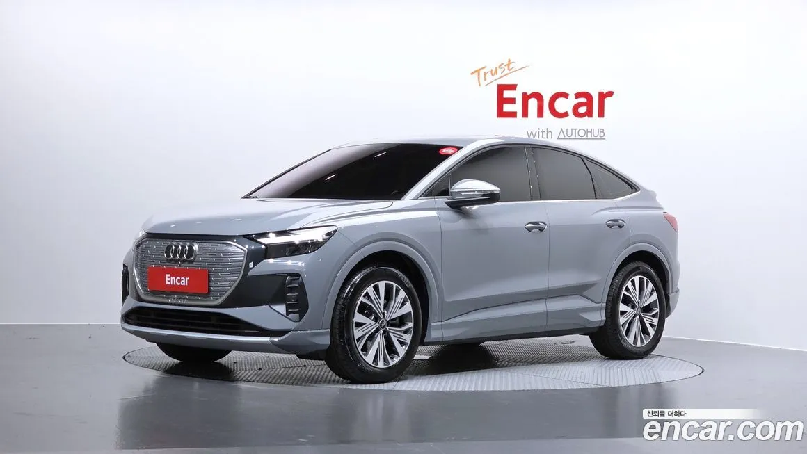 Audi Q4 e-tron — фото 1