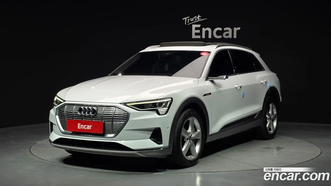 Audi e-tron — фото 1