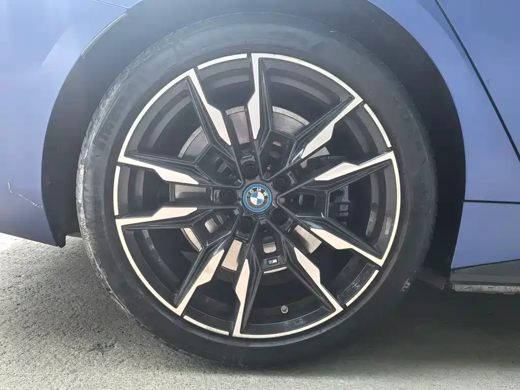 BMW i4 — фото 4