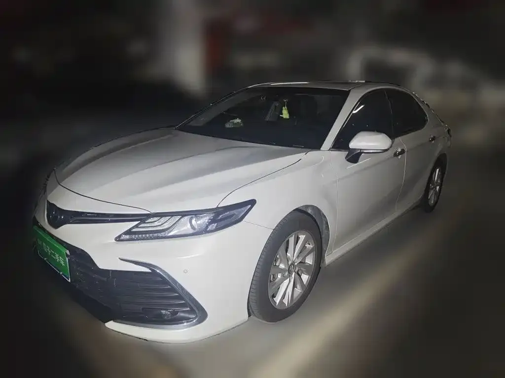 Toyota Camry — фото 1