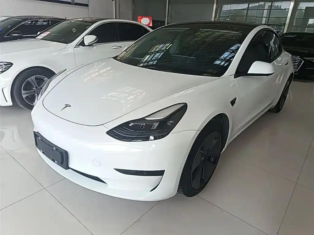 Tesla Model 3 — фото 1