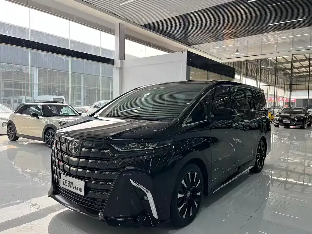 Toyota Alphard — фото 1