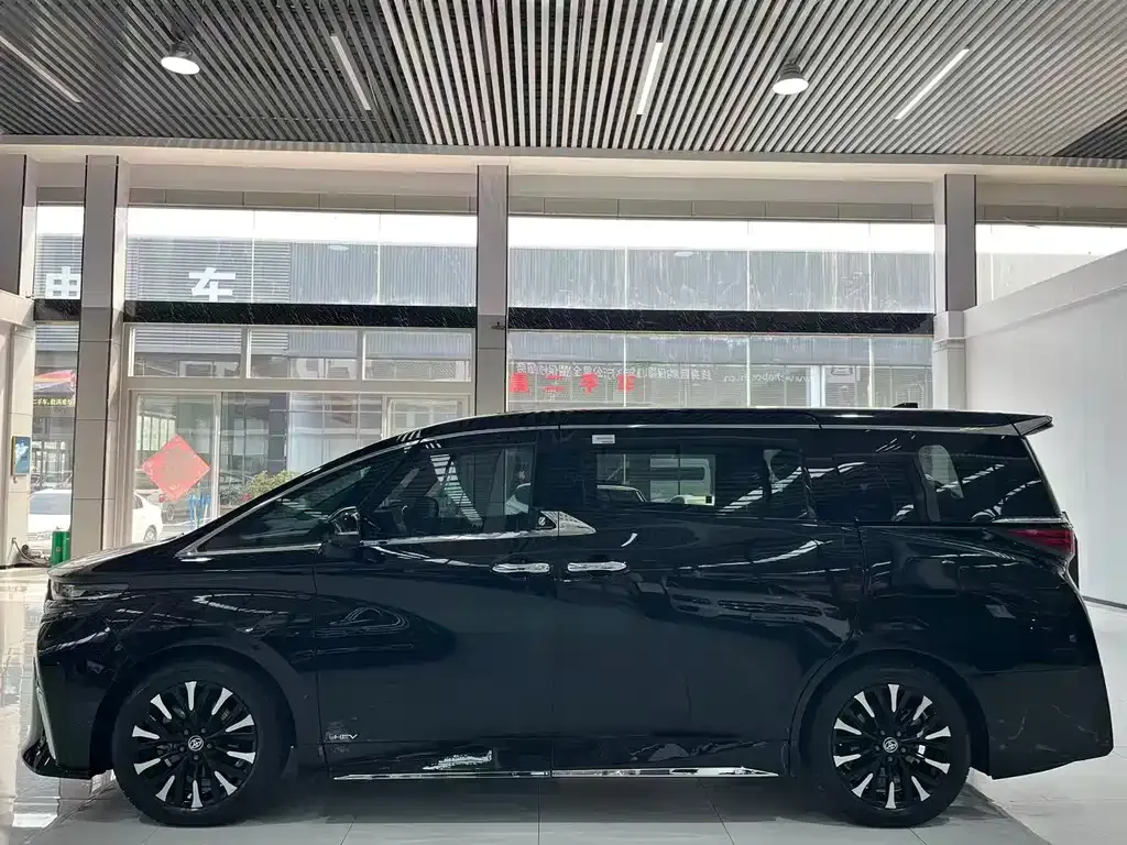 Toyota Alphard — фото 5