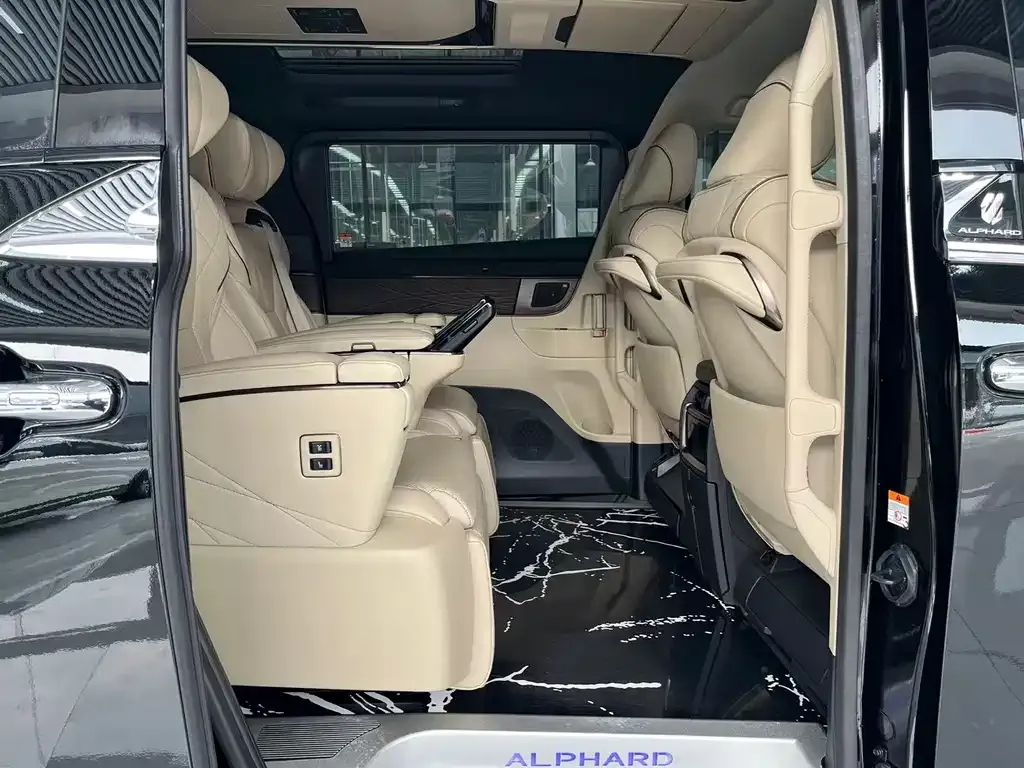 Toyota Alphard — фото 9
