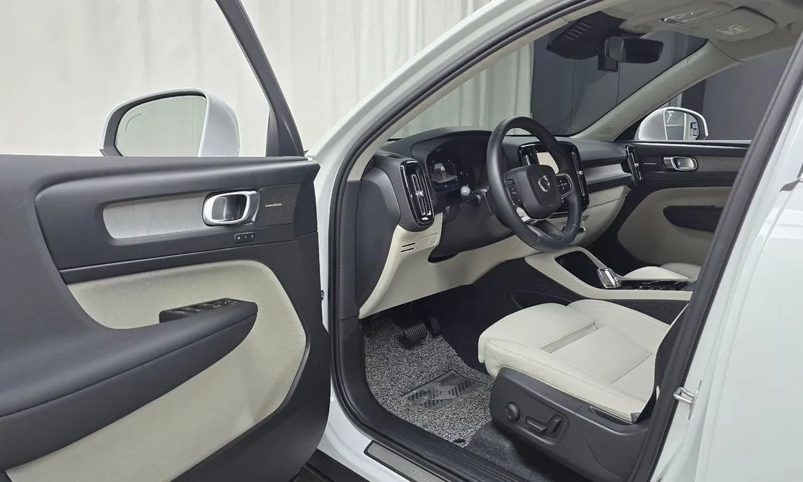 Volvo XC40 — фото 10