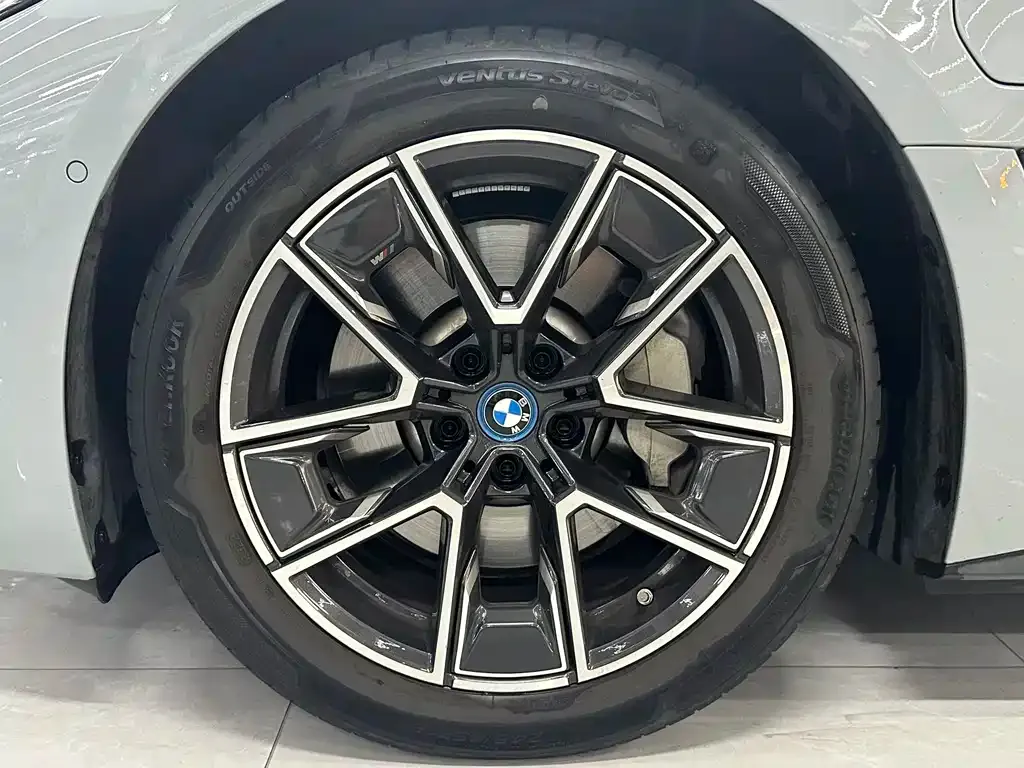 BMW i4 — фото 7
