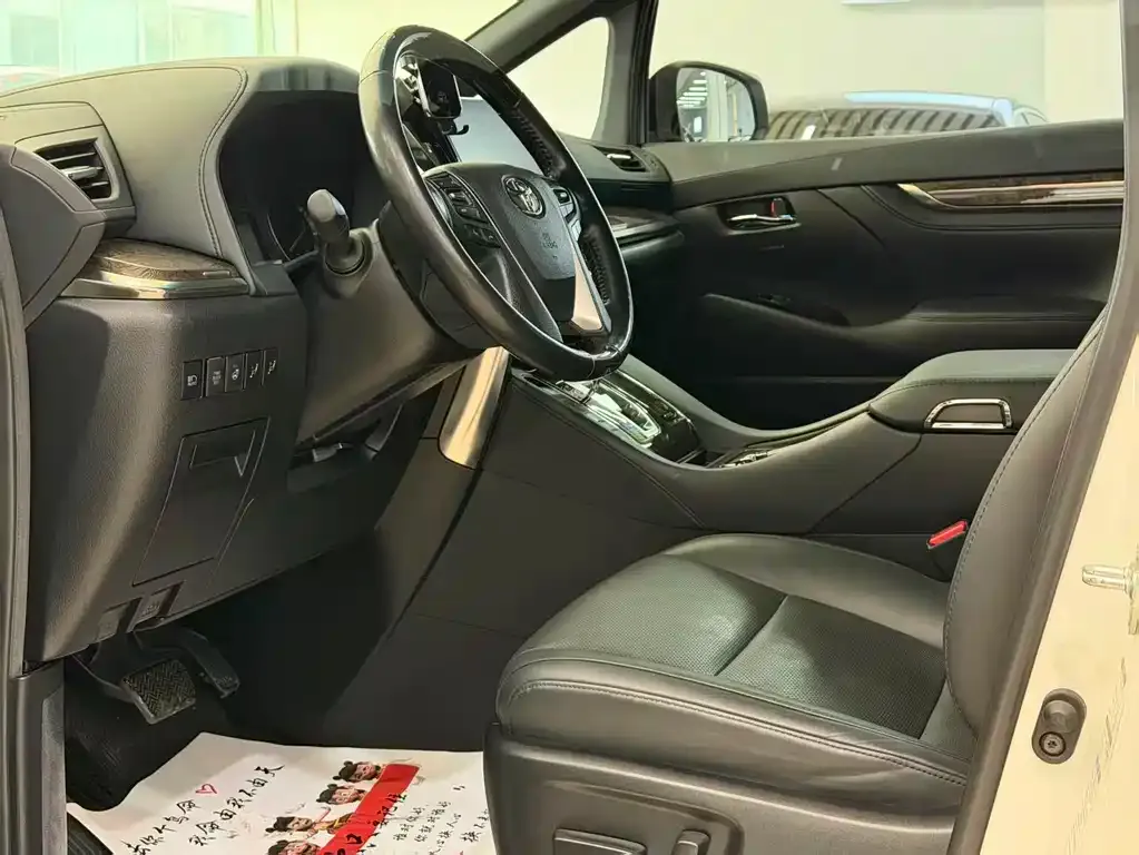 Toyota Alphard — фото 5