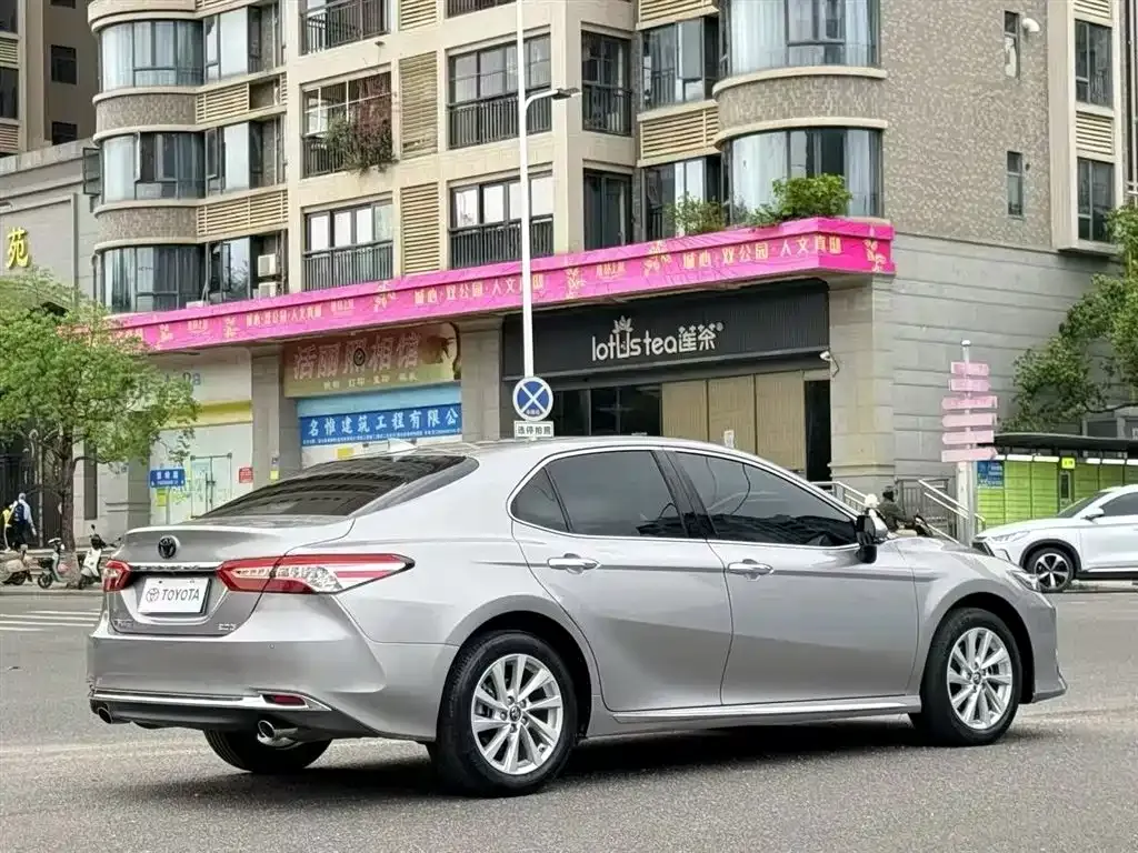 Toyota Camry — фото 8
