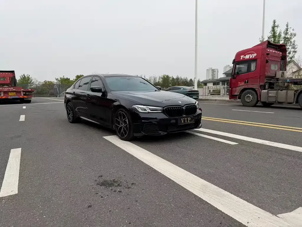 BMW 5 Series — фото 1