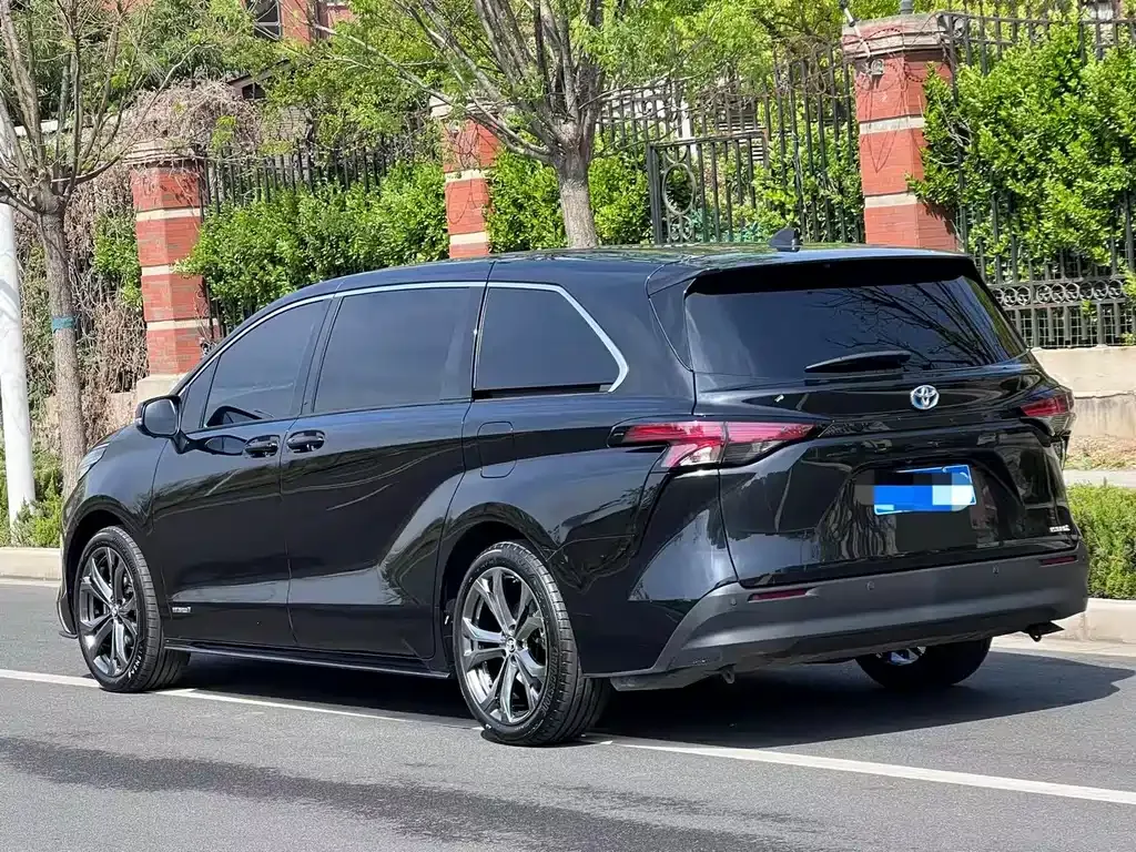 Toyota Sienna — фото 8