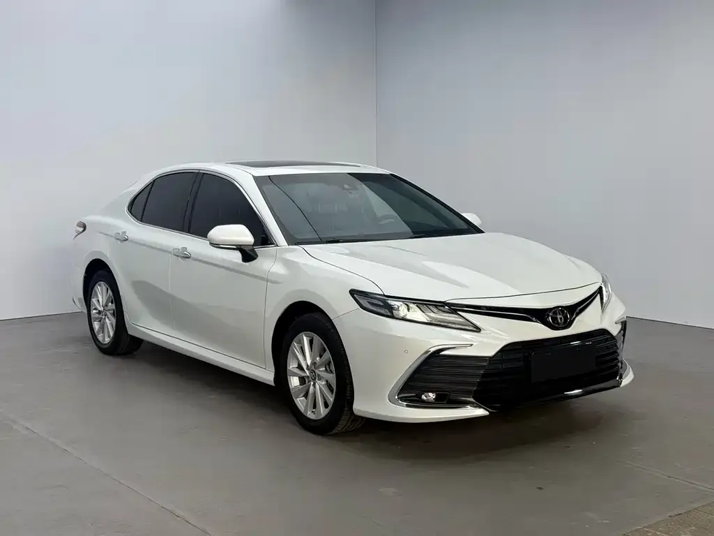 Toyota Camry — фото 2