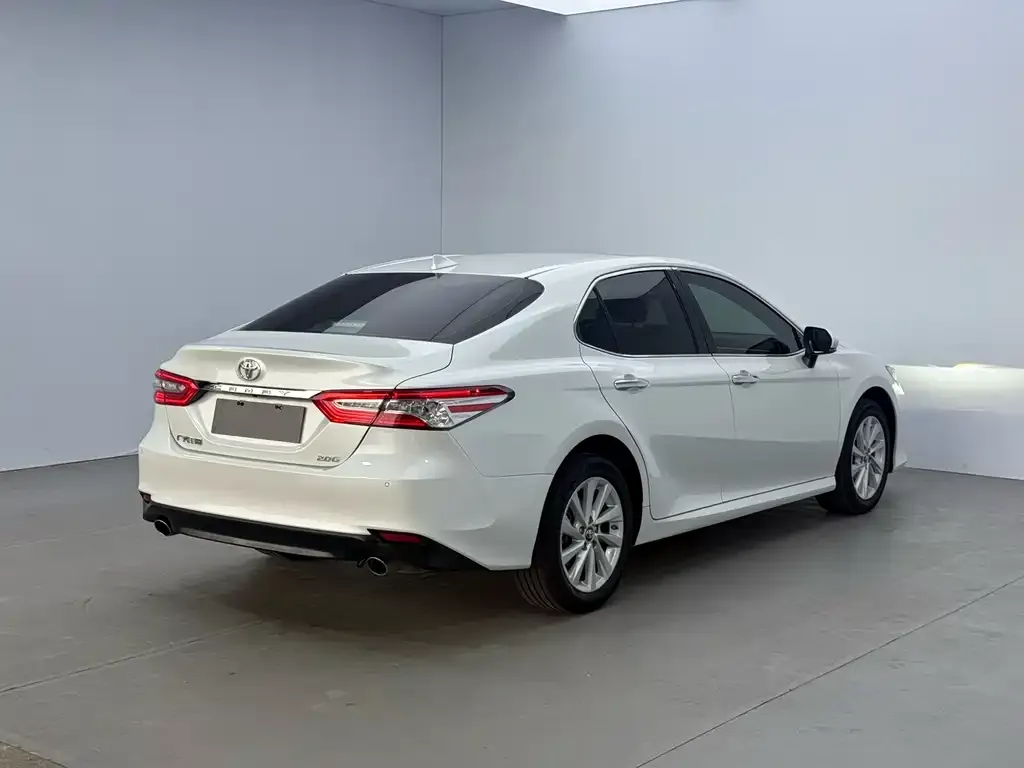 Toyota Camry — фото 5