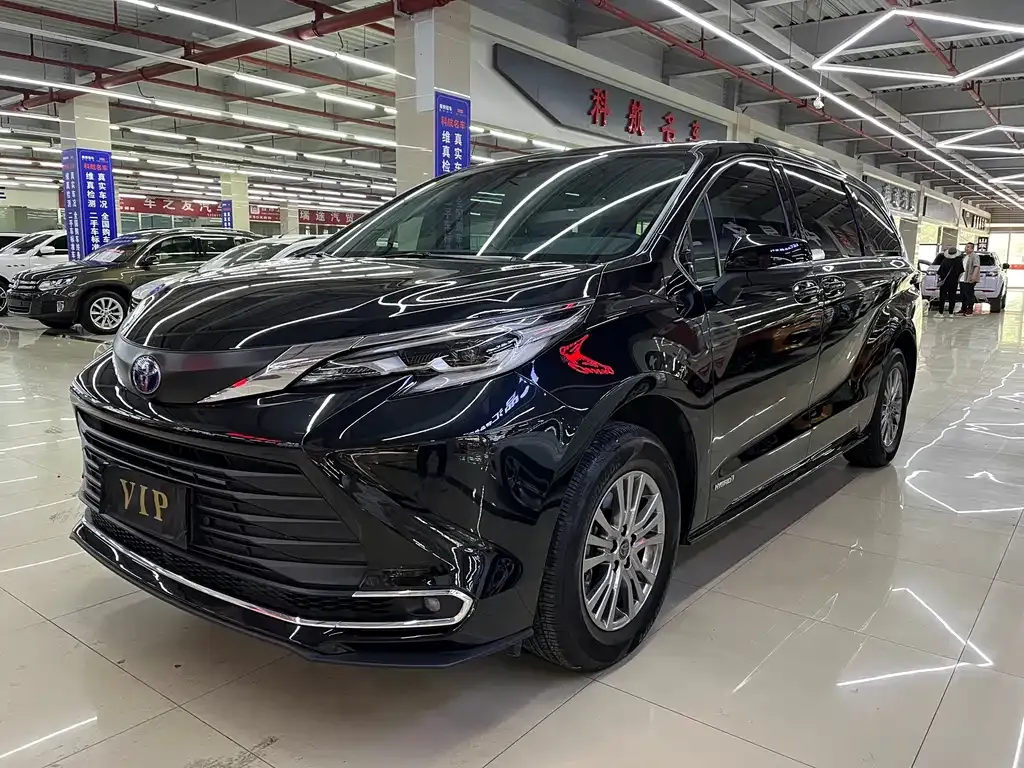 Toyota Sienna — фото 1