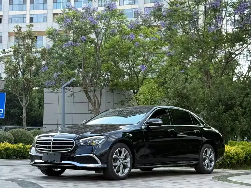Mercedes-Benz E-Class — фото 1