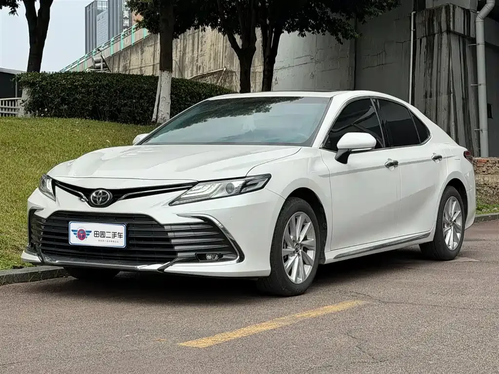 Toyota Camry — фото 1