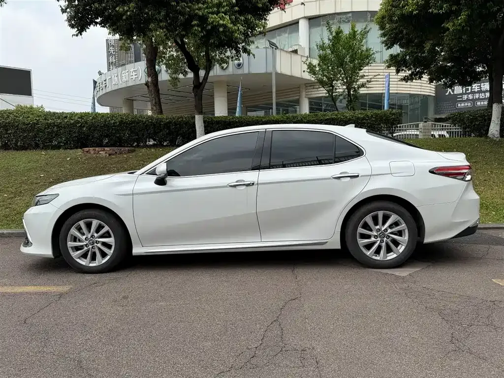 Toyota Camry — фото 5
