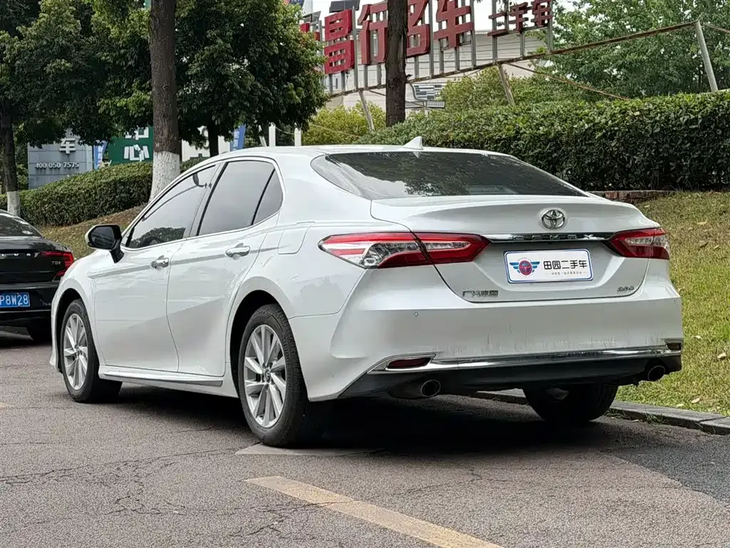 Toyota Camry — фото 10