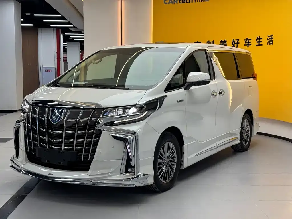Toyota Alphard — фото 1