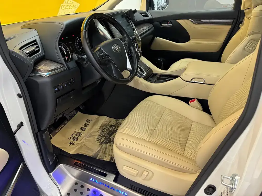 Toyota Alphard — фото 9