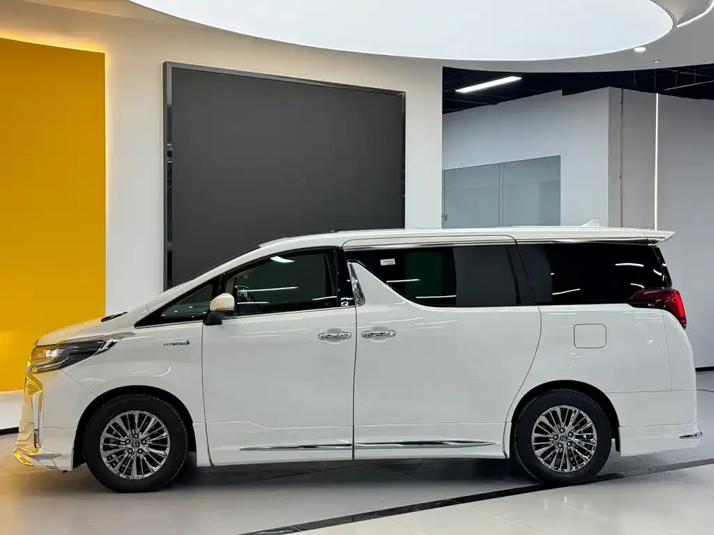 Toyota Alphard — фото 2