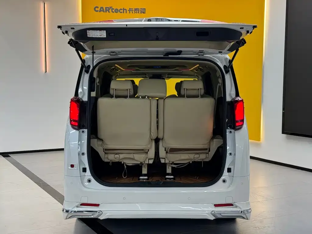 Toyota Alphard — фото 4