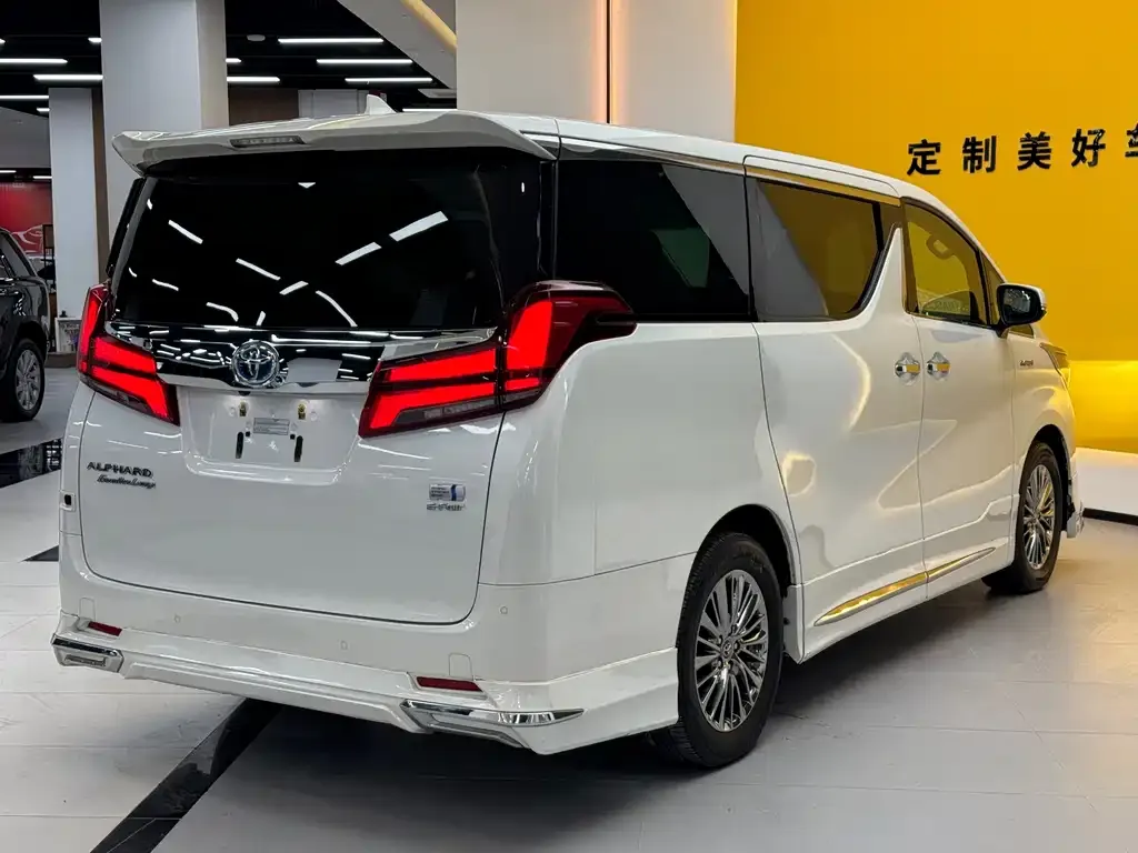 Toyota Alphard — фото 10
