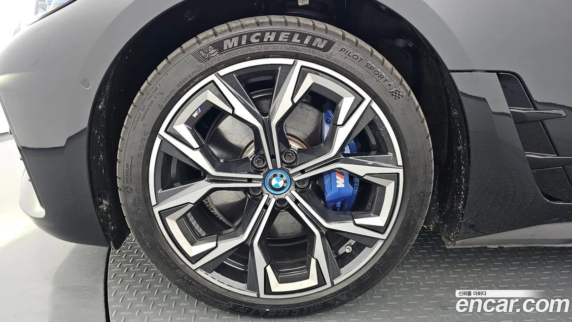 BMW i4 — фото 7