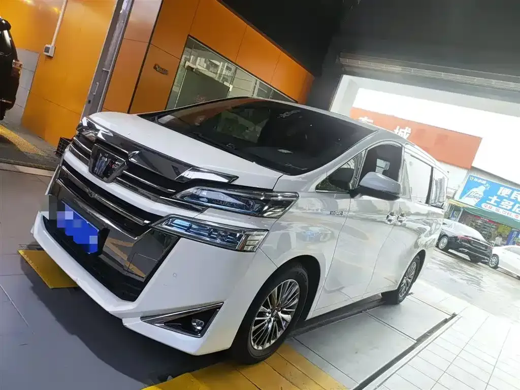 Toyota Vellfire — фото 1