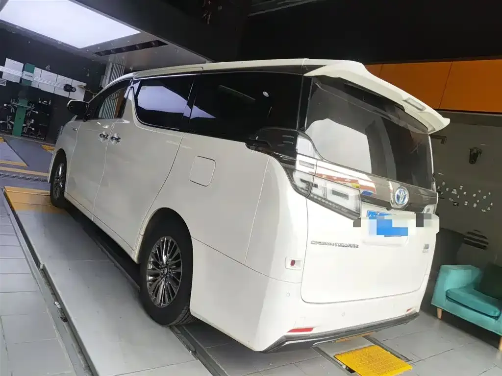 Toyota Vellfire — фото 3