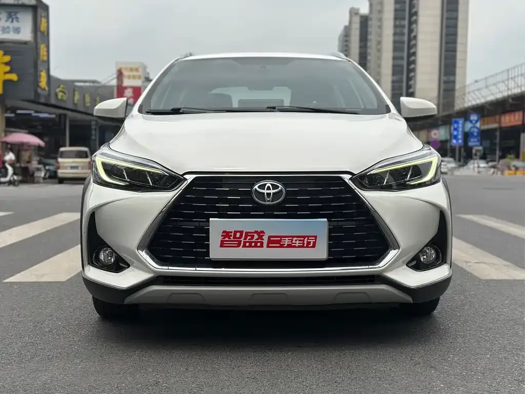 Toyota Yaris L — фото 1