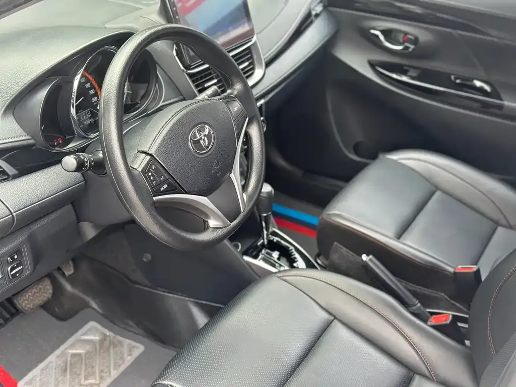 Toyota Yaris L — фото 4