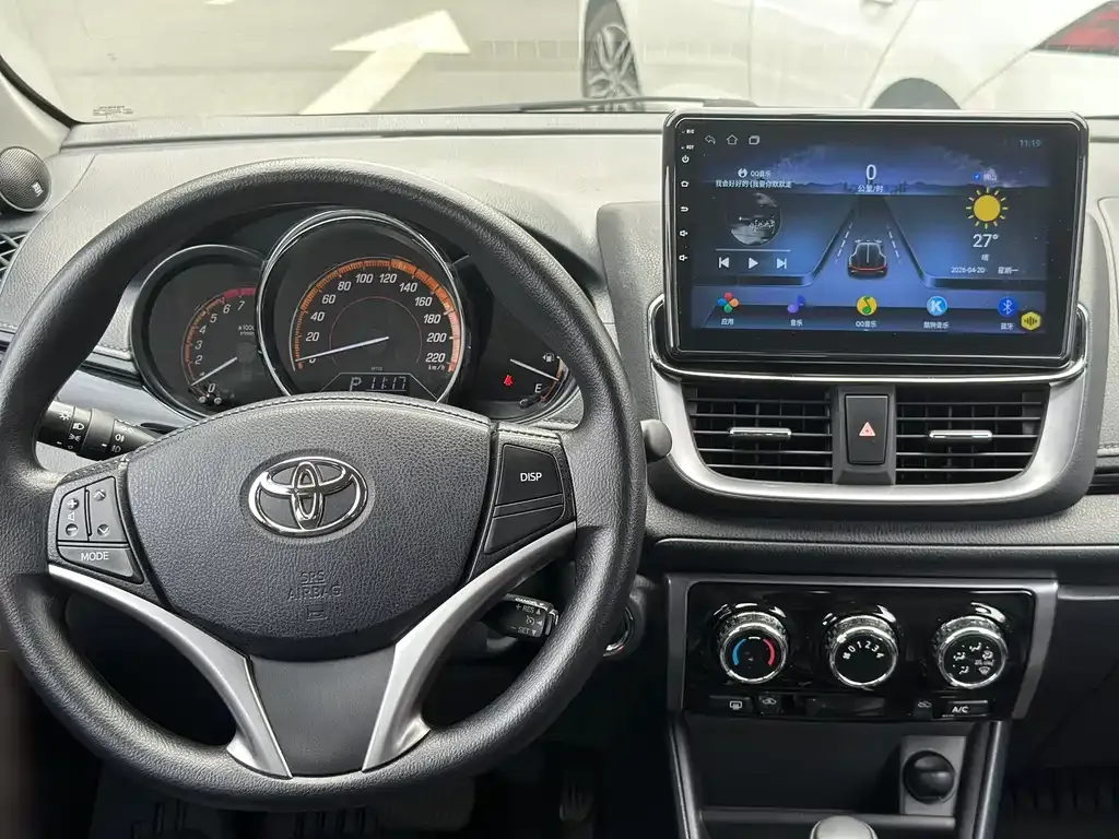 Toyota Yaris L — фото 7