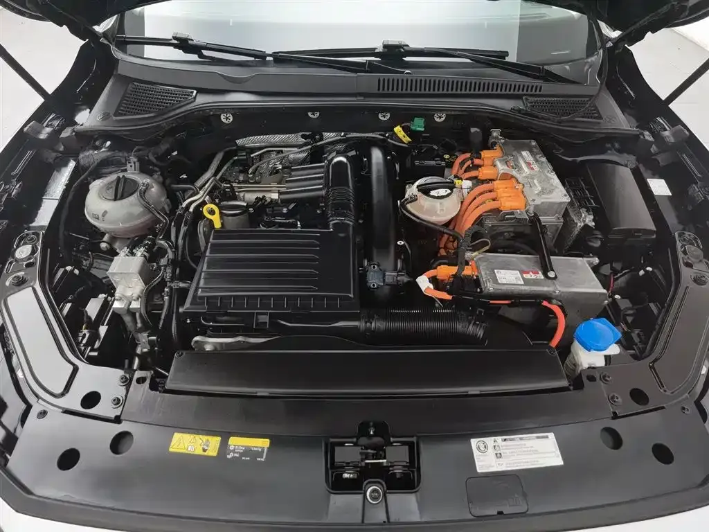 Volkswagen Passat New Energy — фото 10