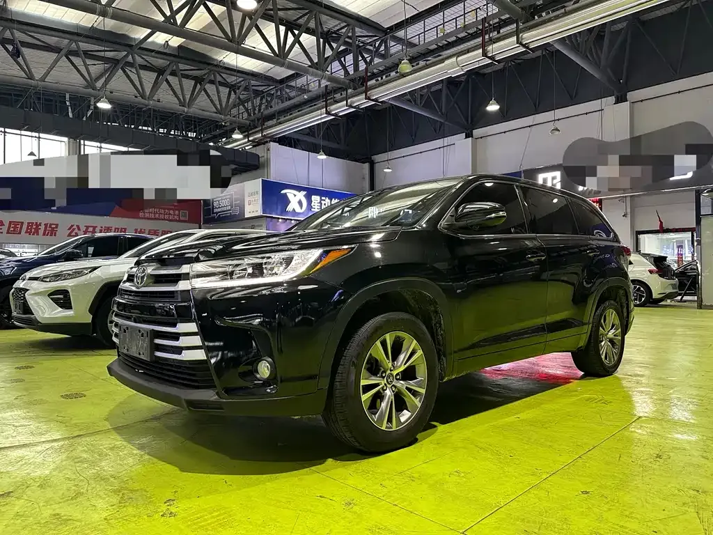 Toyota Highlander — фото 1