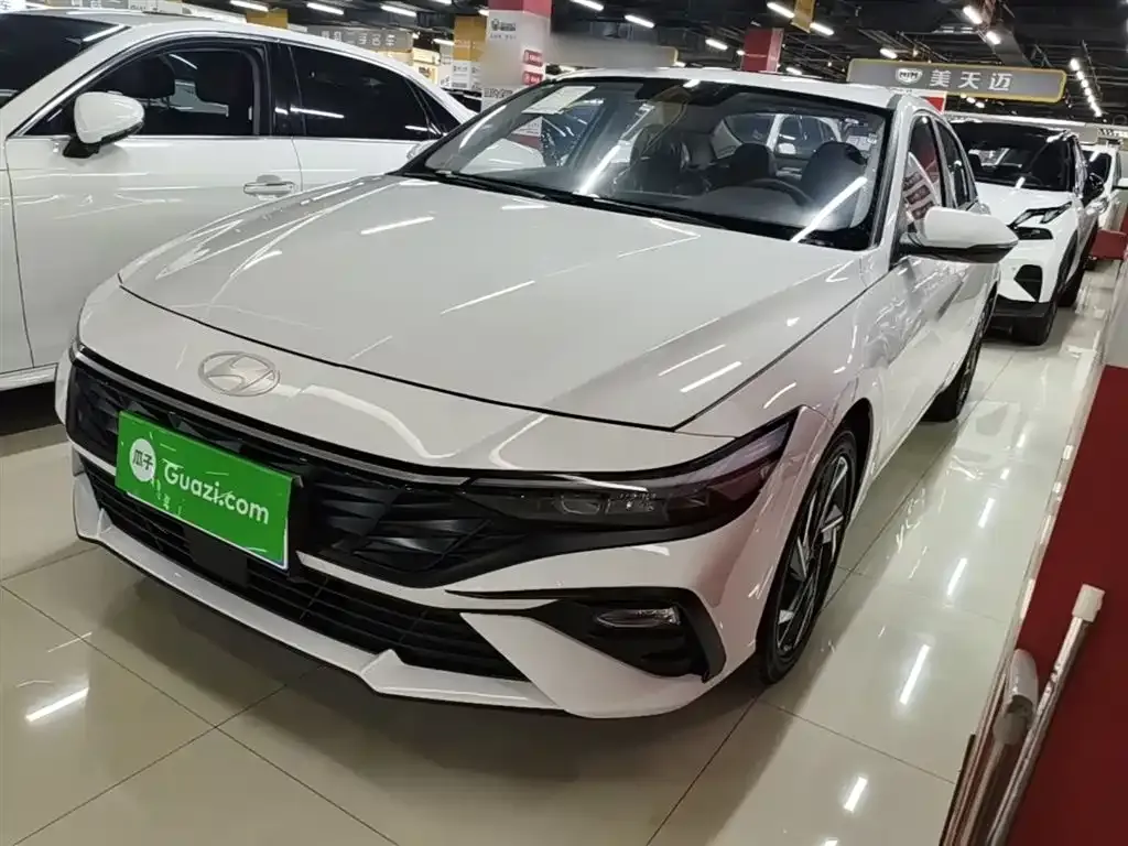 Hyundai Elantra — фото 1