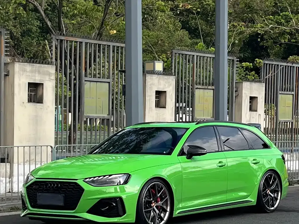 Audi RS 4 — фото 1