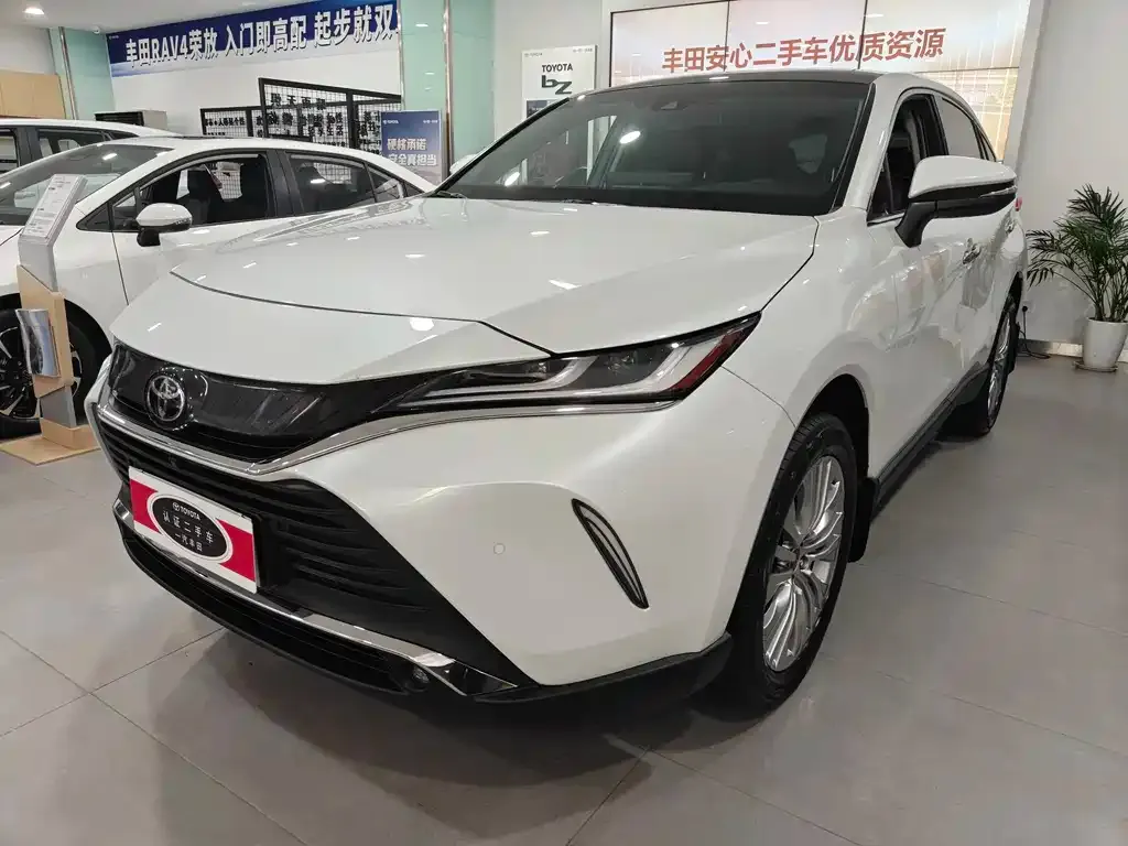 Toyota Harrier — фото 1