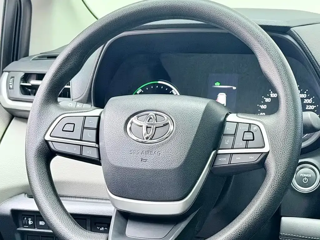Toyota Sienna — фото 9