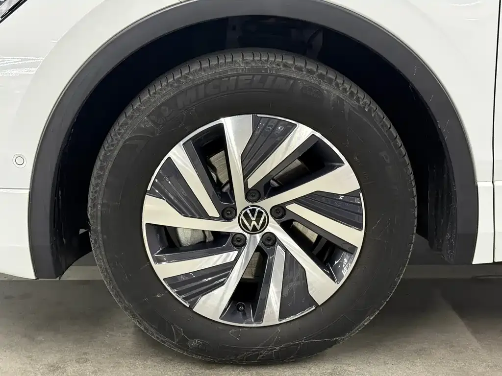 Volkswagen Tiguan L New Energy — фото 3