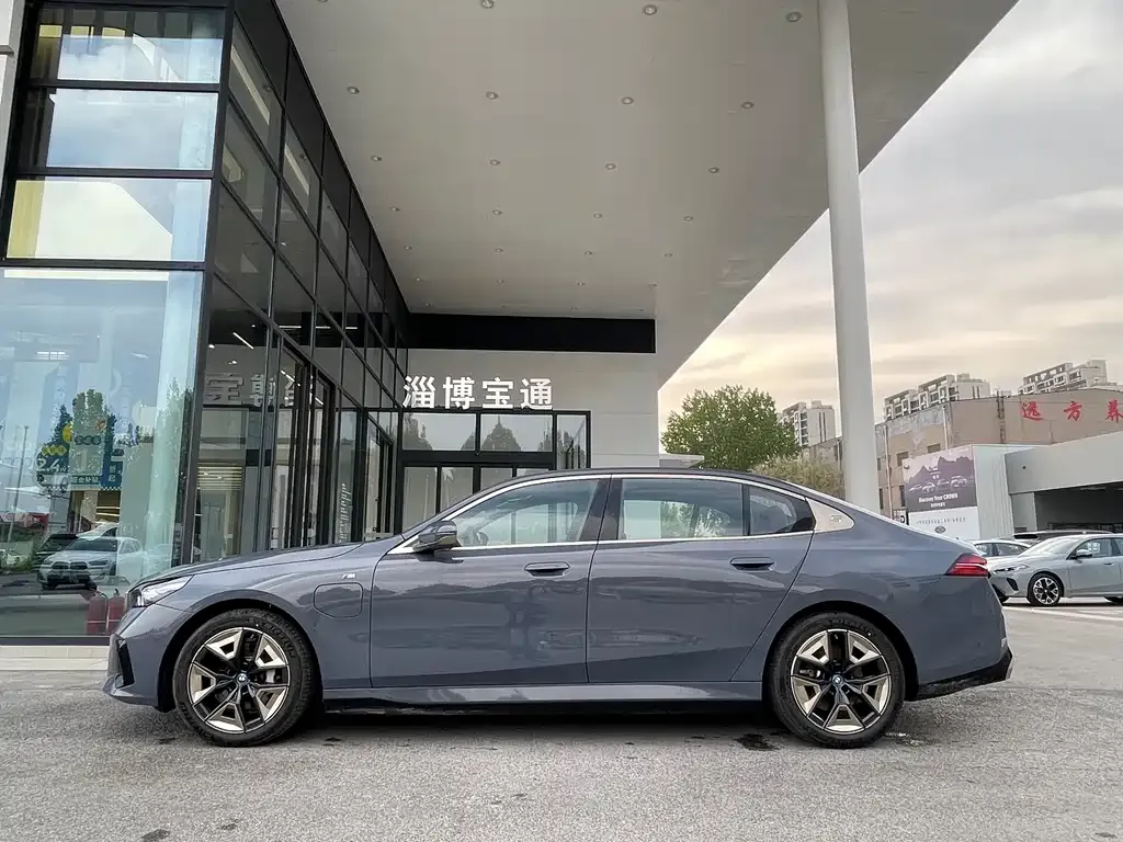 BMW i5 — фото 9