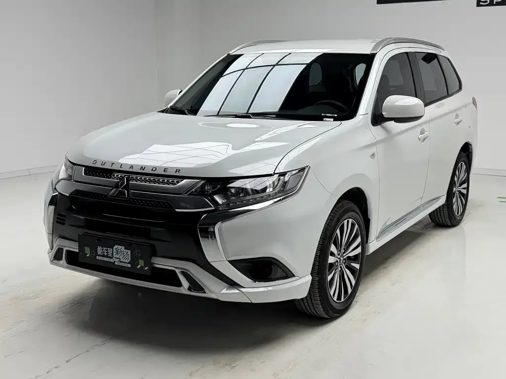 Mitsubishi Outlander — фото 1