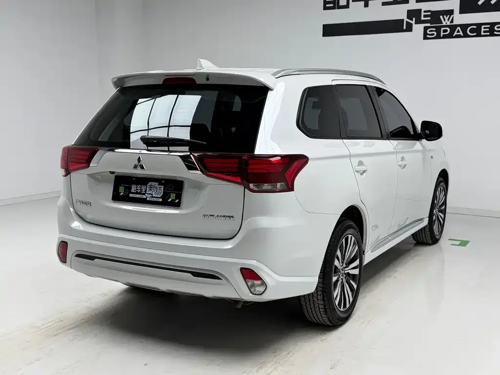 Mitsubishi Outlander — фото 8
