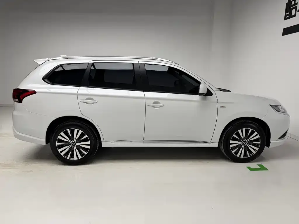 Mitsubishi Outlander — фото 2