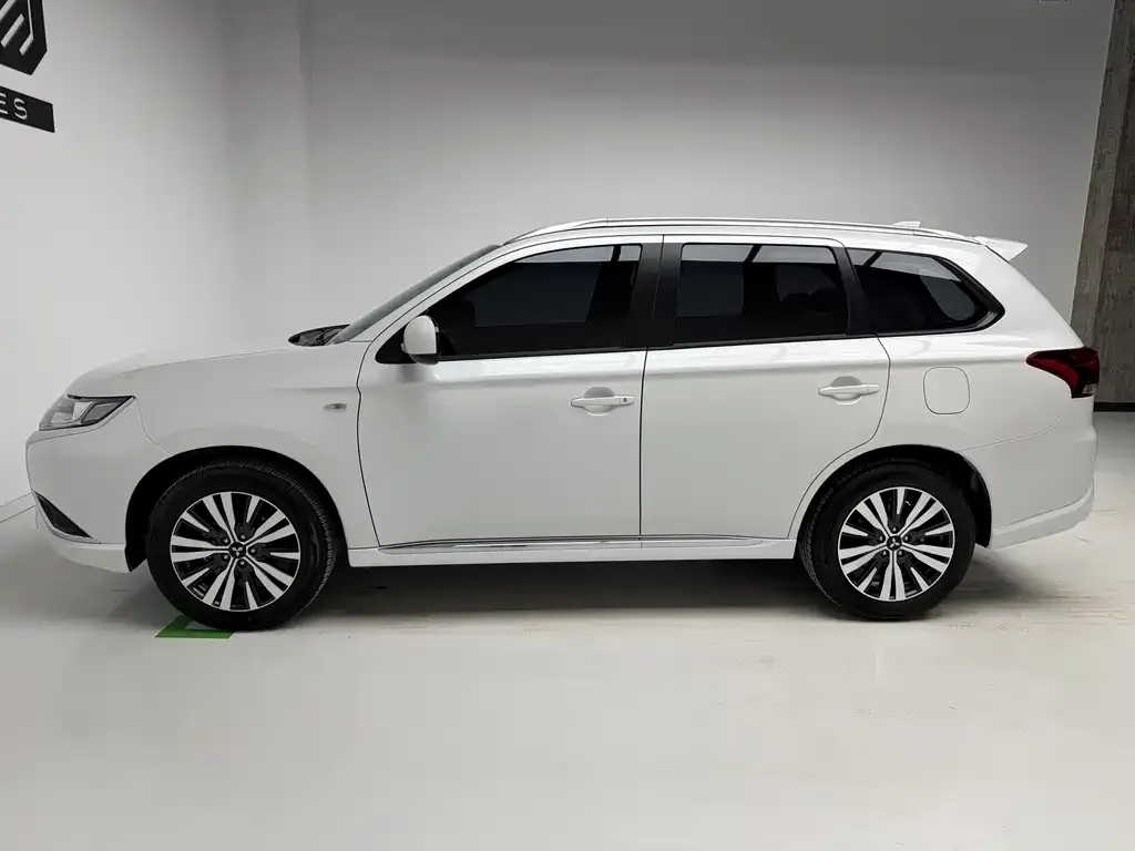 Mitsubishi Outlander — фото 3