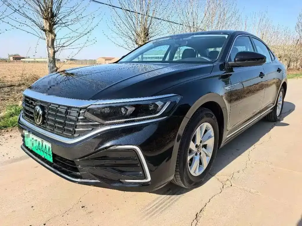 Volkswagen Passat New Energy — фото 1